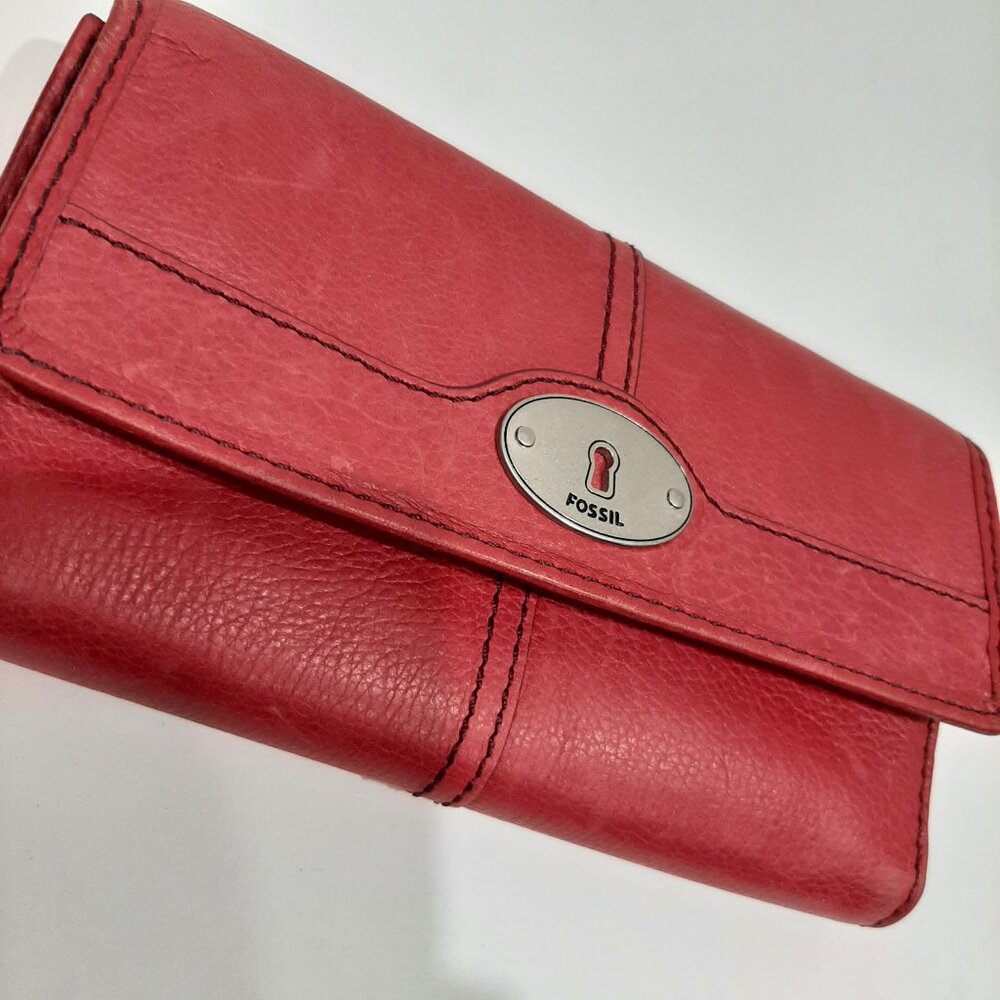 Vintage Fossil leather quiet luxury Rare magenta Minimalist wallet